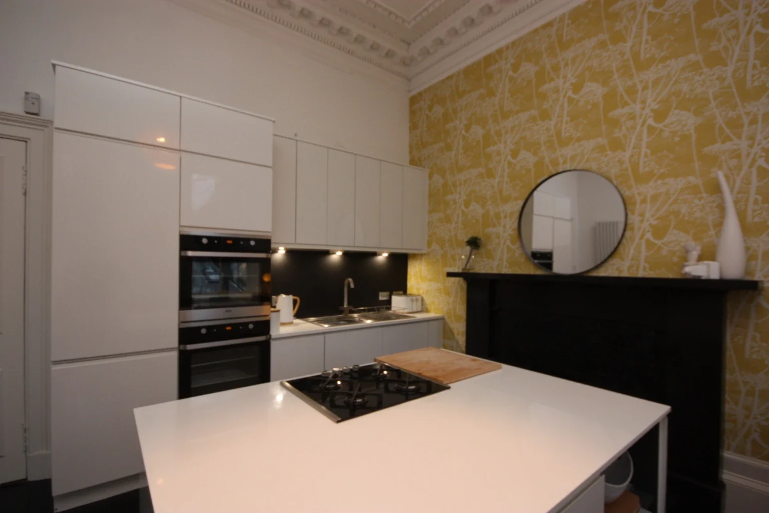 Flat Buckingham Terrace in Glasgow