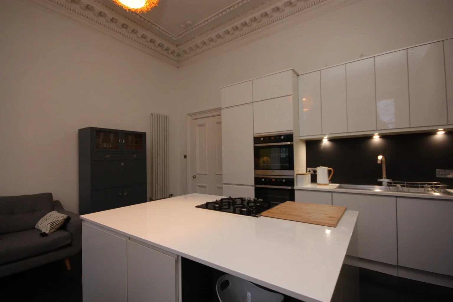 Flat Buckingham Terrace in Glasgow