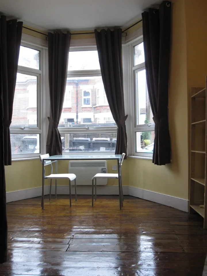 Flat Mountfield Road in Greater London
