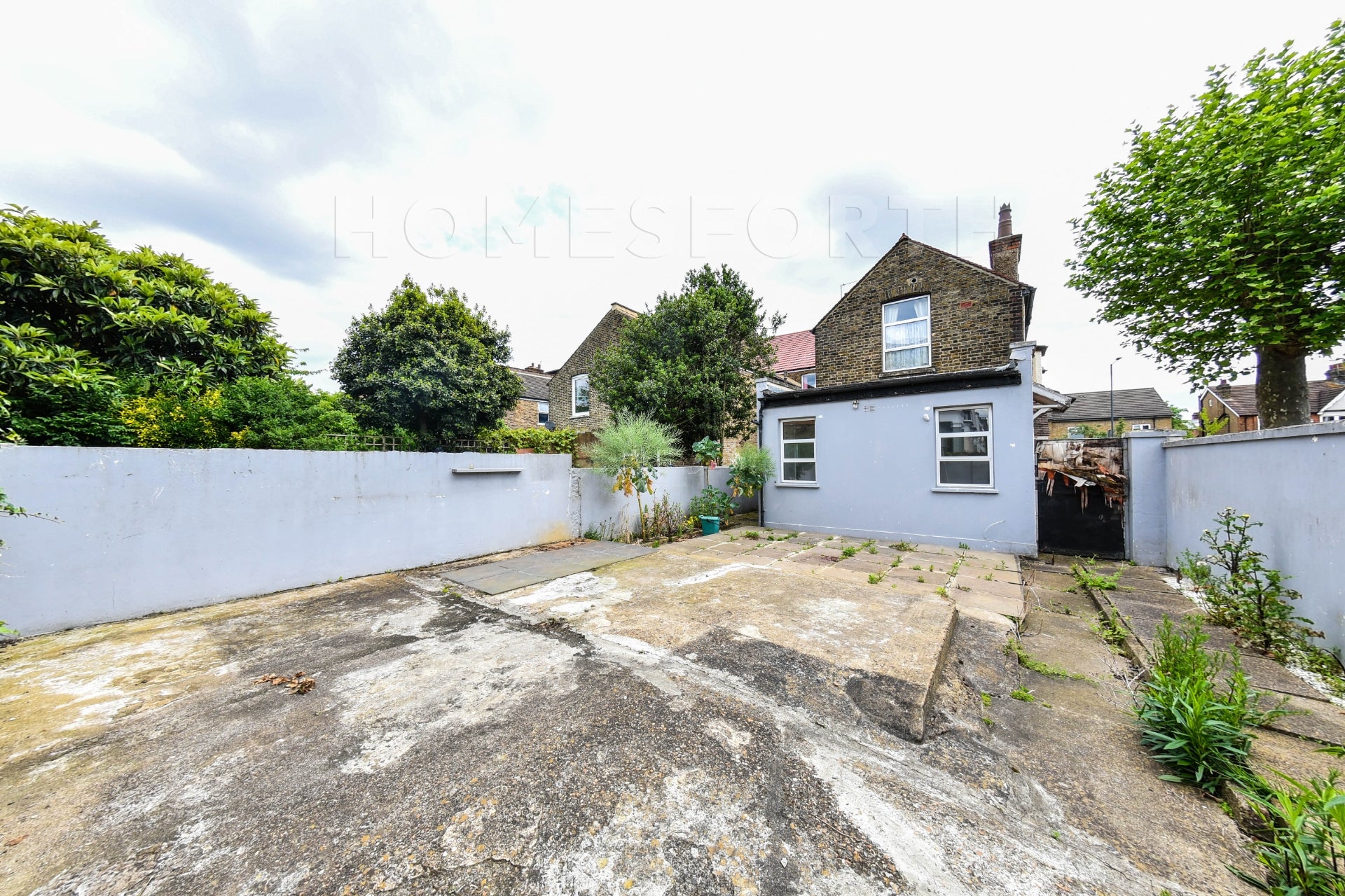House Radcliffe Avenue in Greater London
