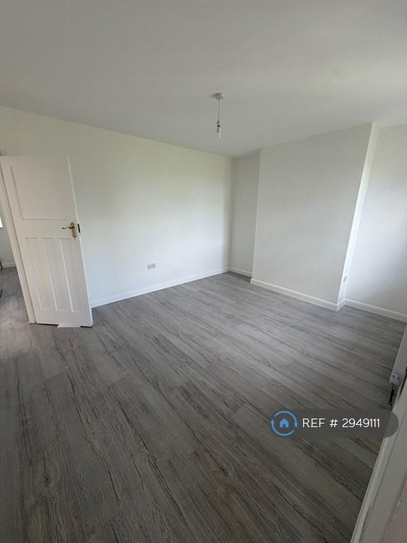Flat Locket Road in Greater London
