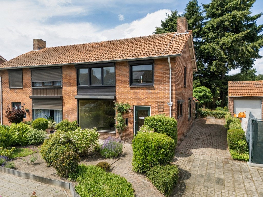 Twee-onder-één-kap te koop: Oude Baan 17, Reuver