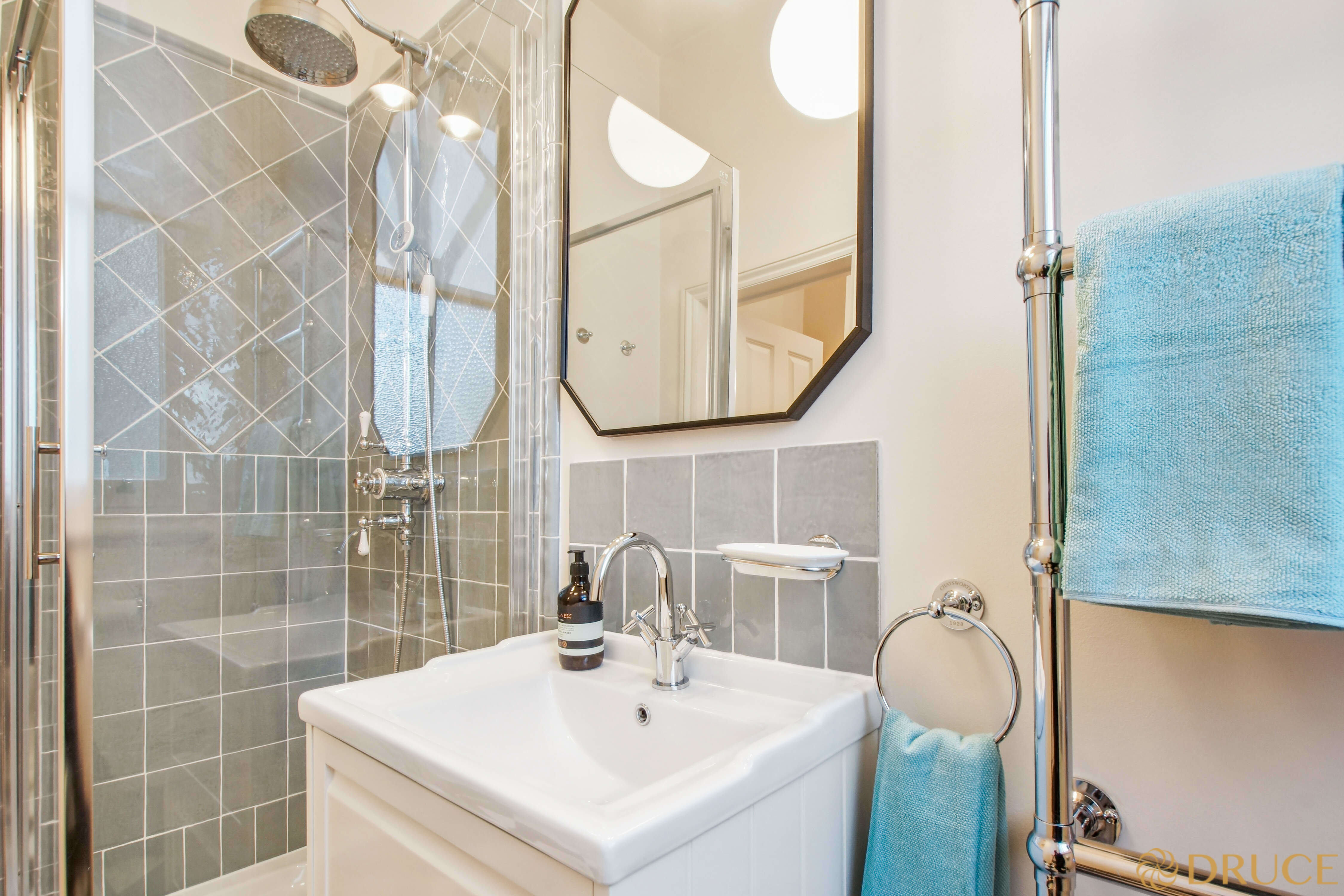 Flat Penywern Road in Greater London