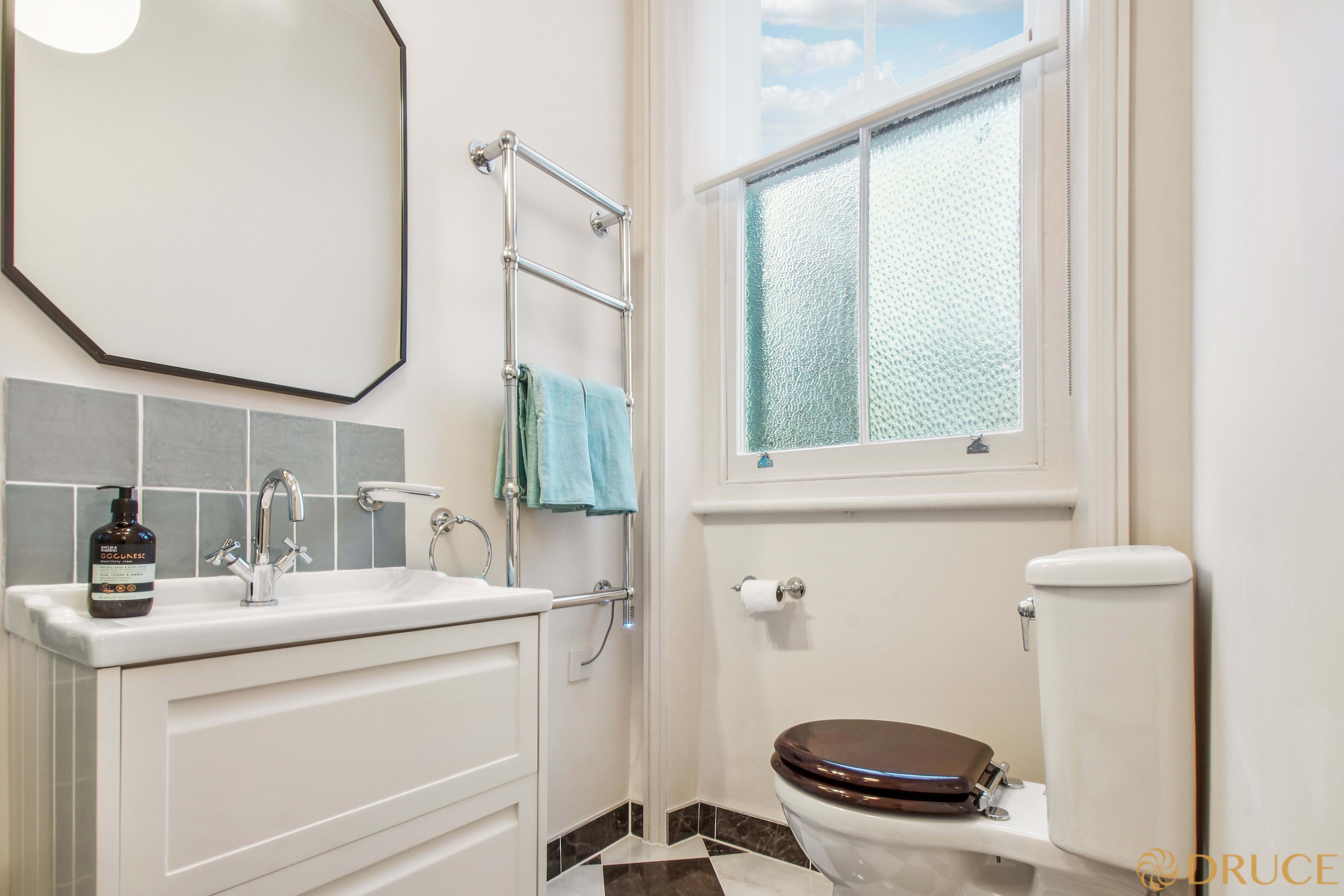 Flat Penywern Road in Greater London