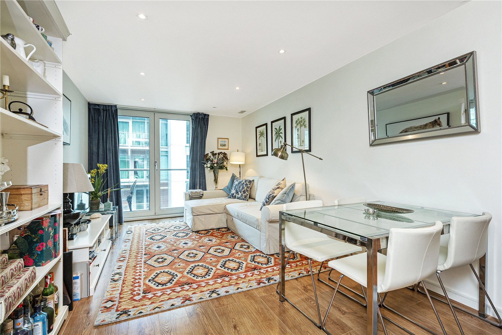 Flat Albert Embankment in Greater London