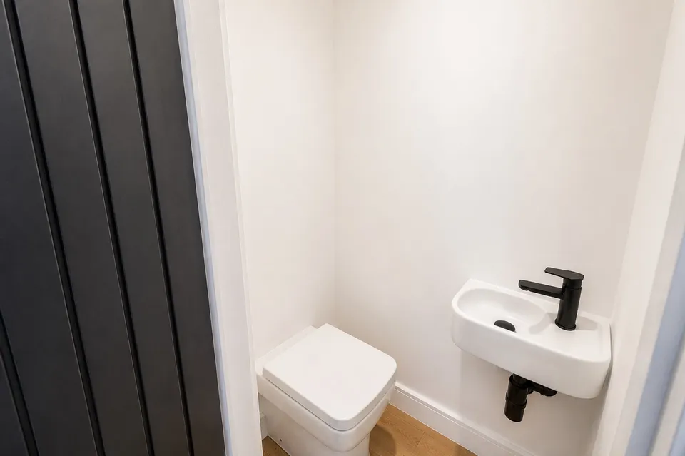 Room Whinmoor Crescent in Leeds