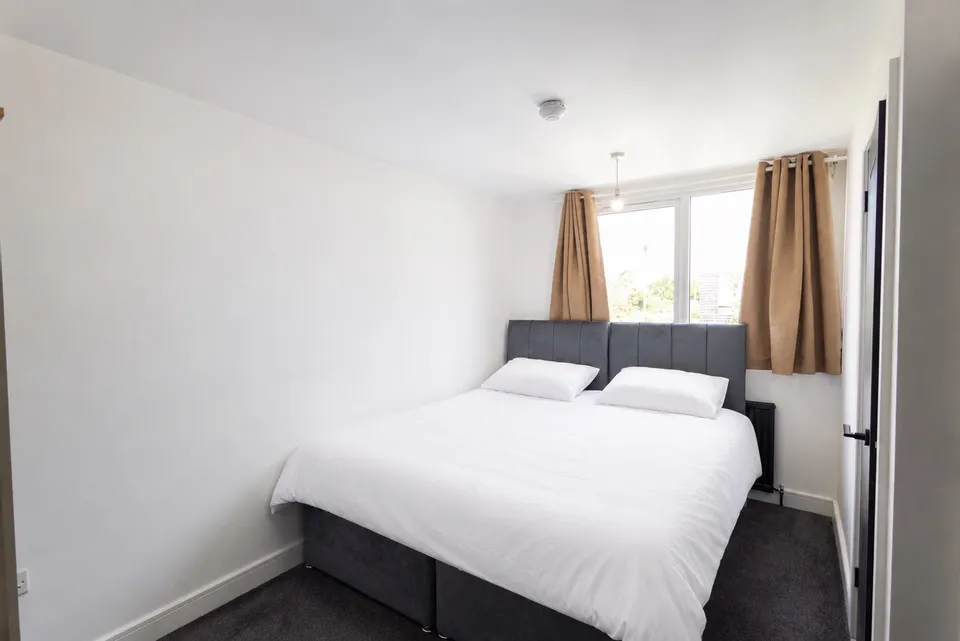 Room Whinmoor Crescent in Leeds
