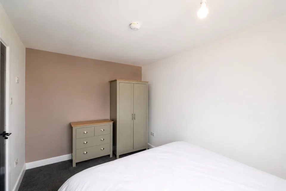 Room Whinmoor Crescent in Leeds