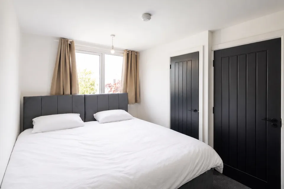 Room Whinmoor Crescent in Leeds