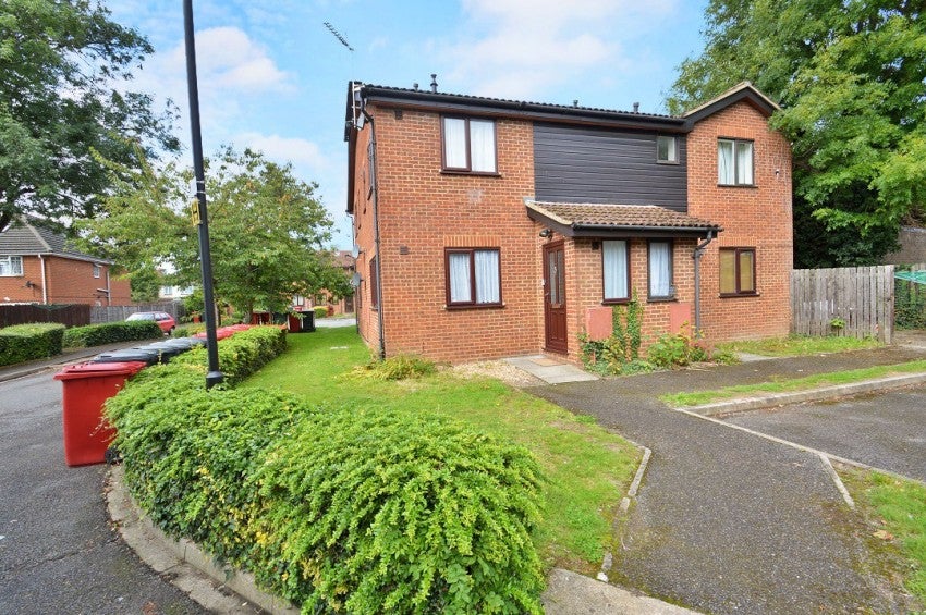 House Mountbatten Close in Slough