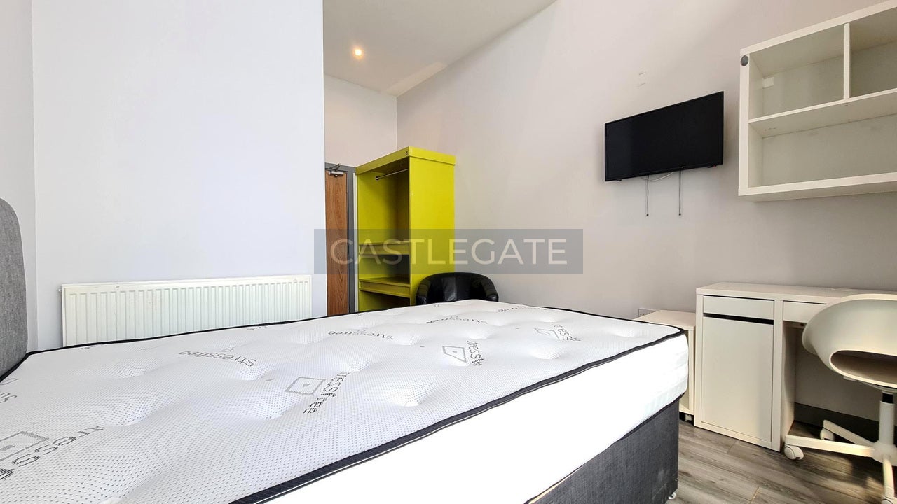 Room Half Moon Street in Kirklees