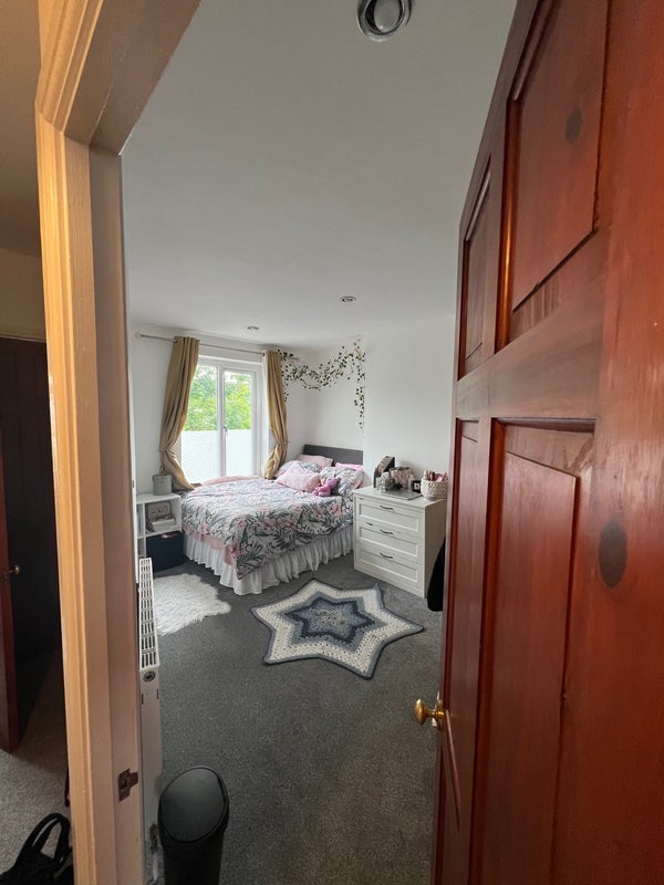 Room Graham Avenue in Greater London