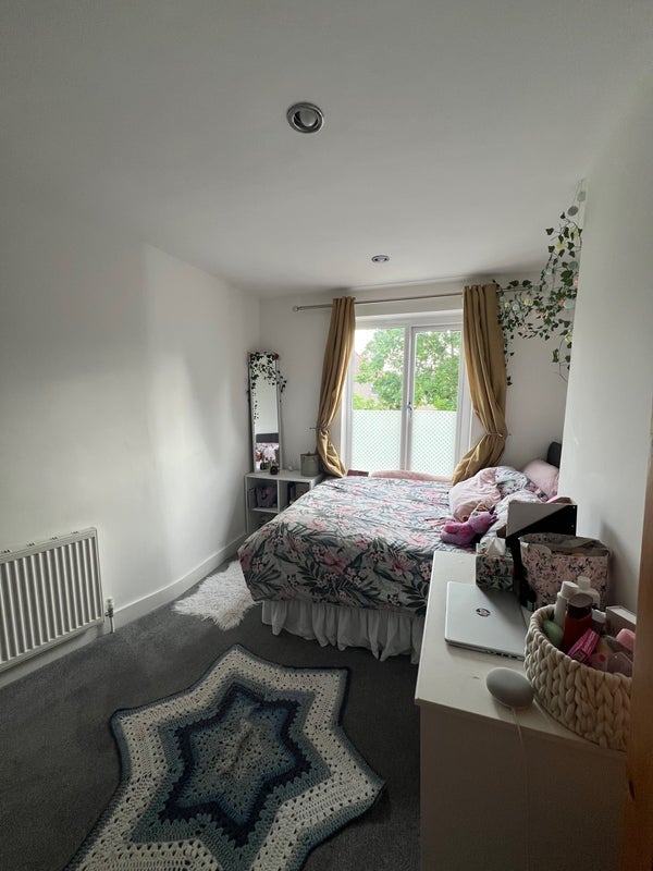 Room Graham Avenue in Greater London