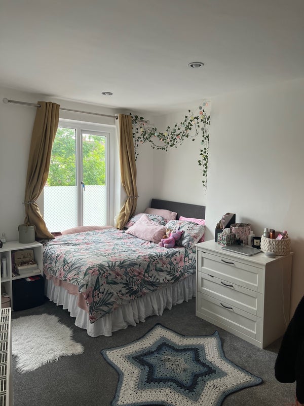 Room Graham Avenue in Greater London