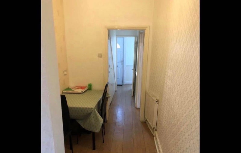 Flat Cassiobury Road in Greater London