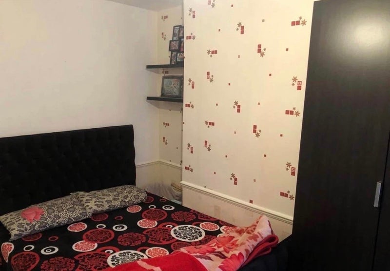 Flat Cassiobury Road in Greater London