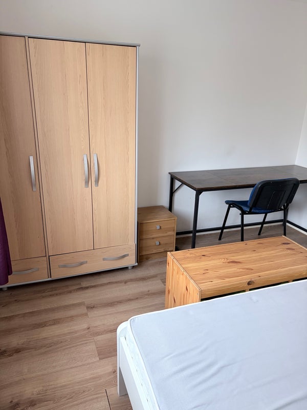 Room Boneta Road in Greater London