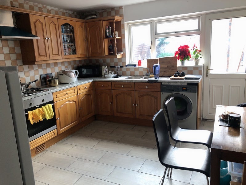 Room Boneta Road in Greater London