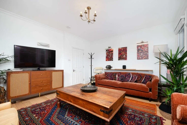 Flat Askew Crescent in Greater London