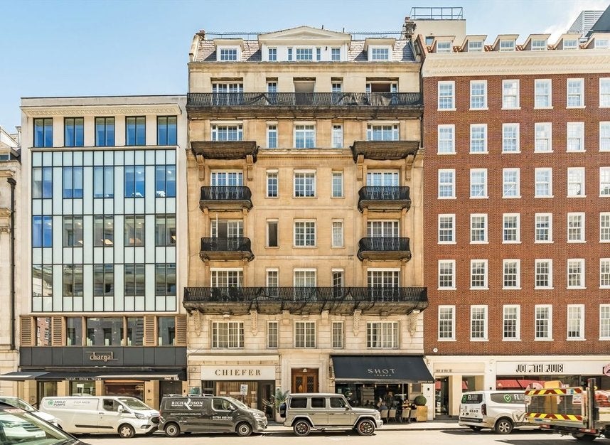 Flat Berkeley Street in London