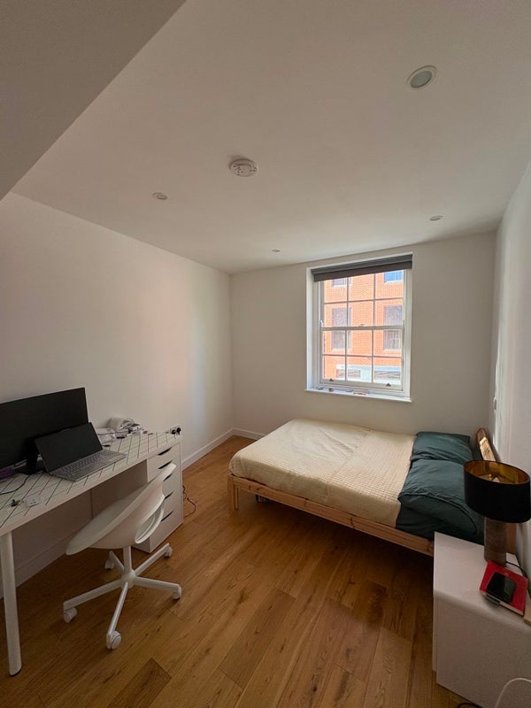 Room King's Cross Road in Greater London