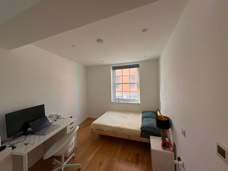 Room King's Cross Road in Greater London
