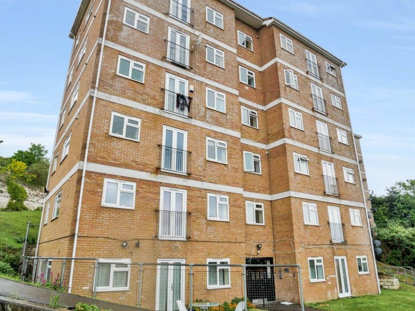 Flat Samuels Tower in Chatham
