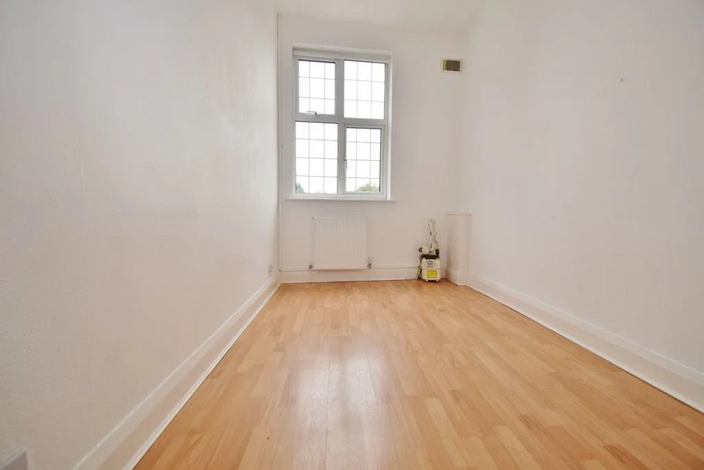 Flat Pinner Green in Greater London