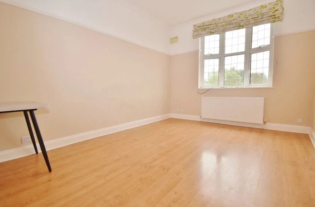 Flat Pinner Green in Greater London