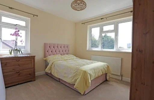 Room Whalebone Lane North in Greater London