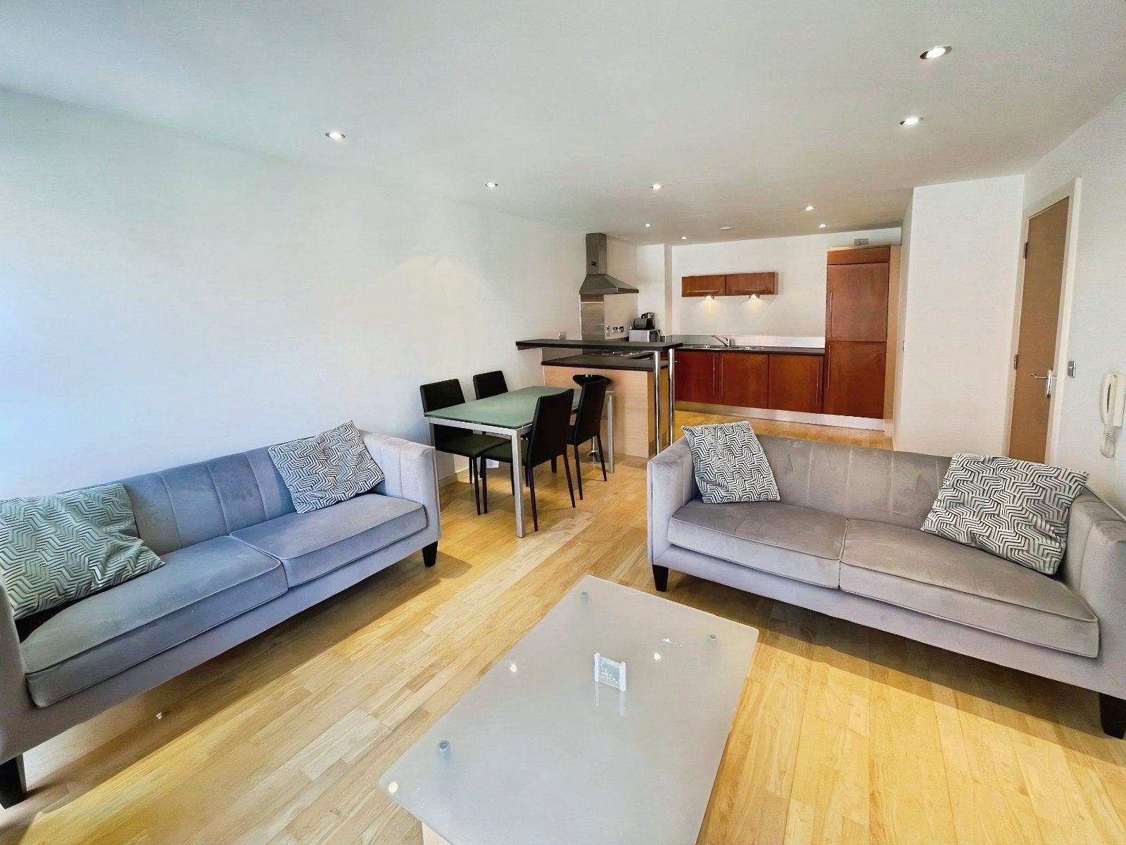 Flat Whitehall Road in Leeds
