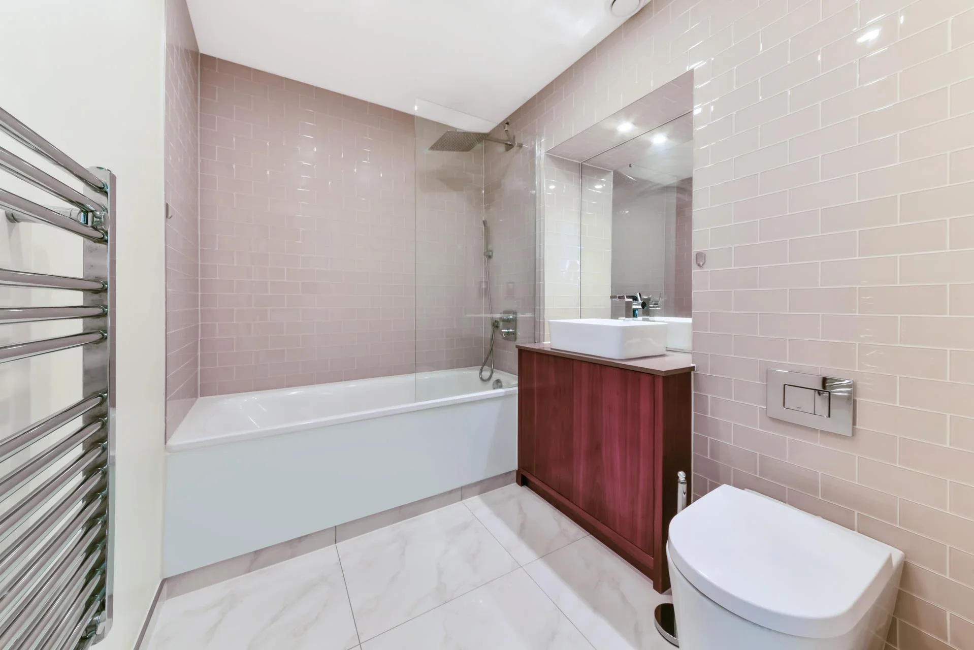 Flat Lincoln Plaza in Greater London