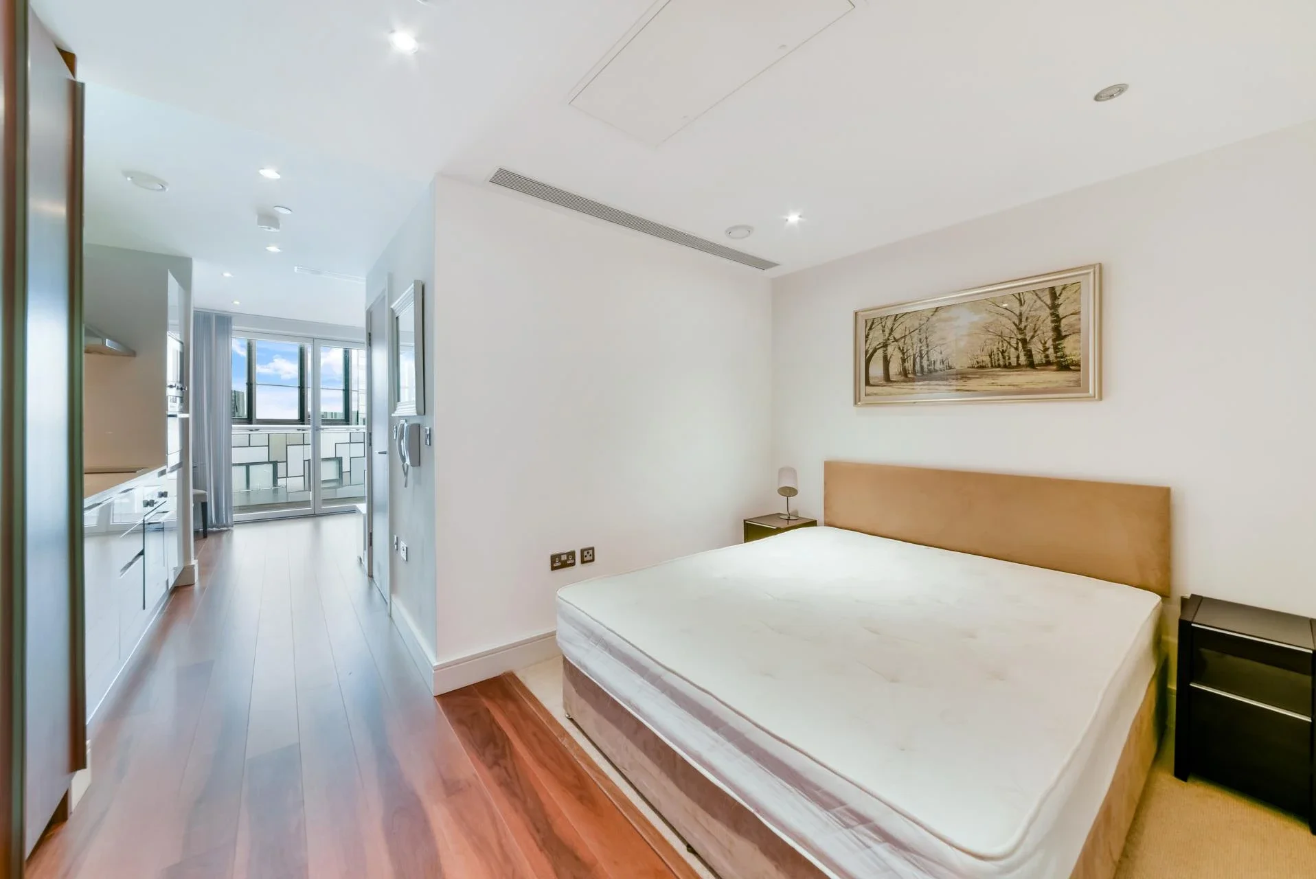 Flat Lincoln Plaza in Greater London