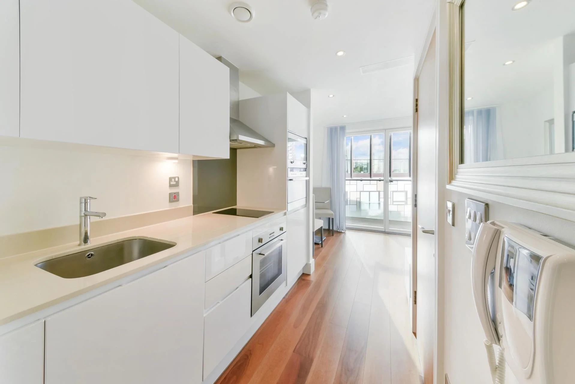 Flat Lincoln Plaza in Greater London