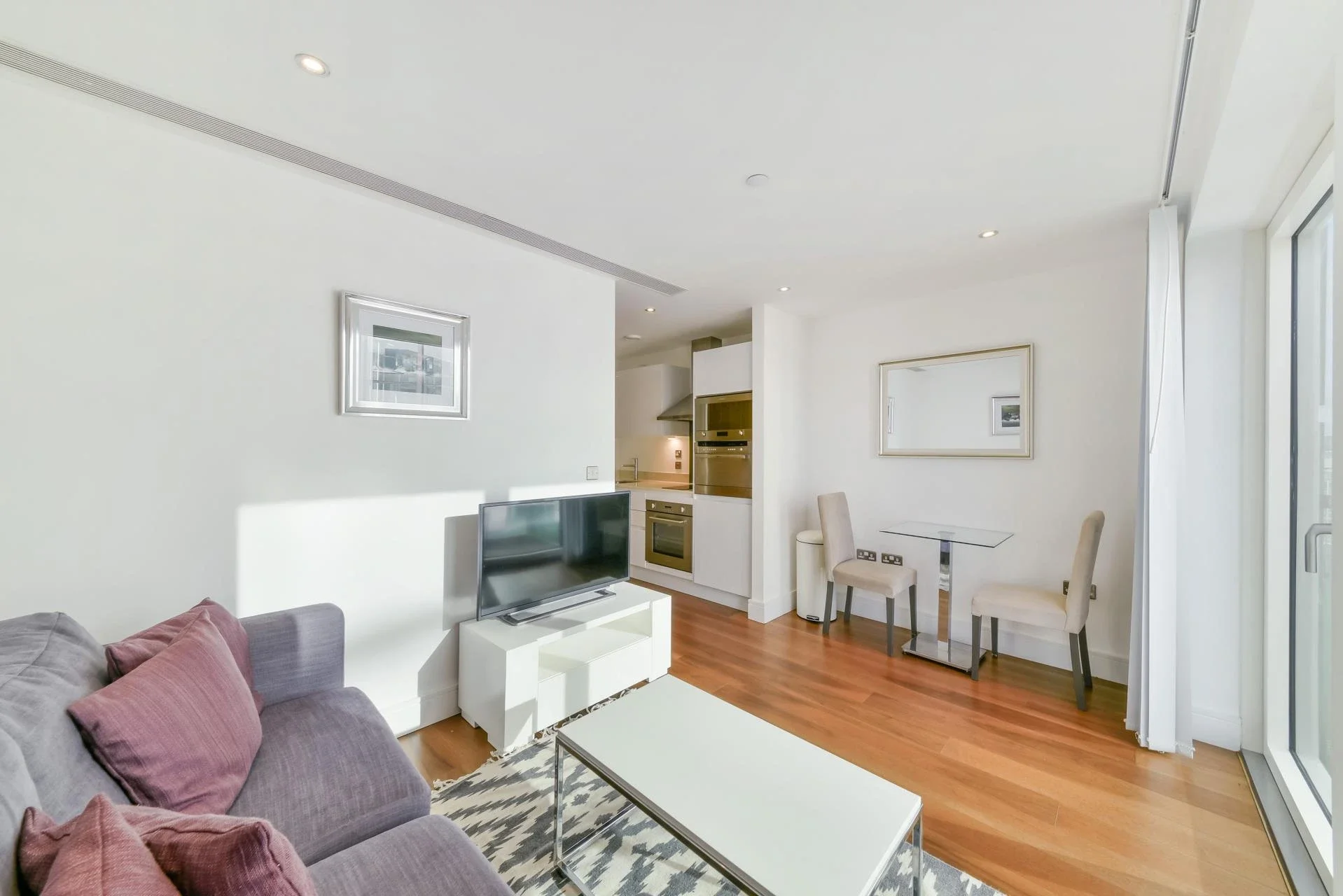 Flat Lincoln Plaza in Greater London