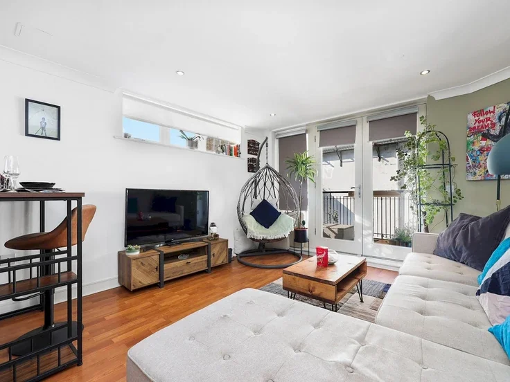 Flat Kingsland Road in Greater London