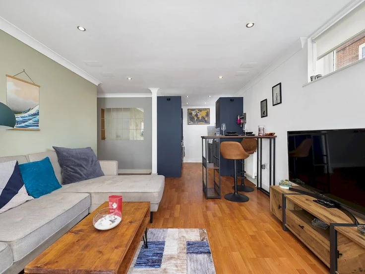 Flat Kingsland Road in Greater London