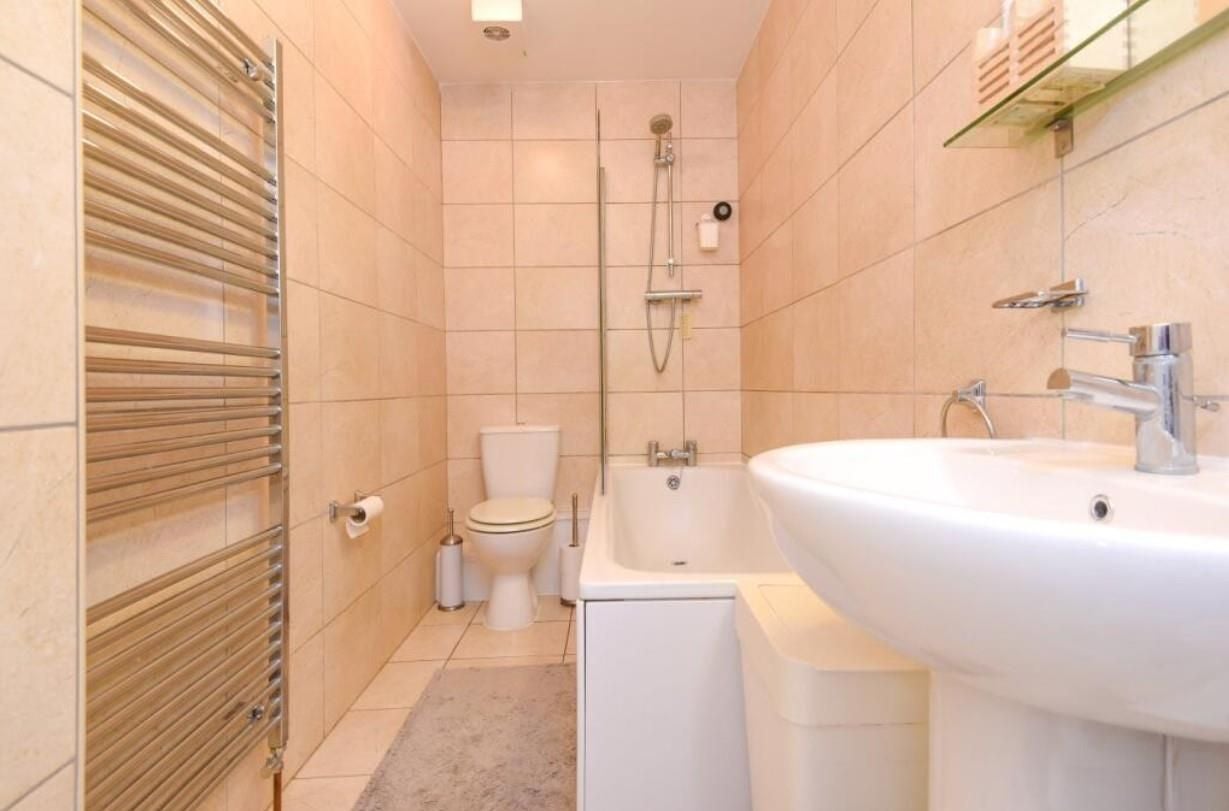 Flat Darlaston Road in Greater London