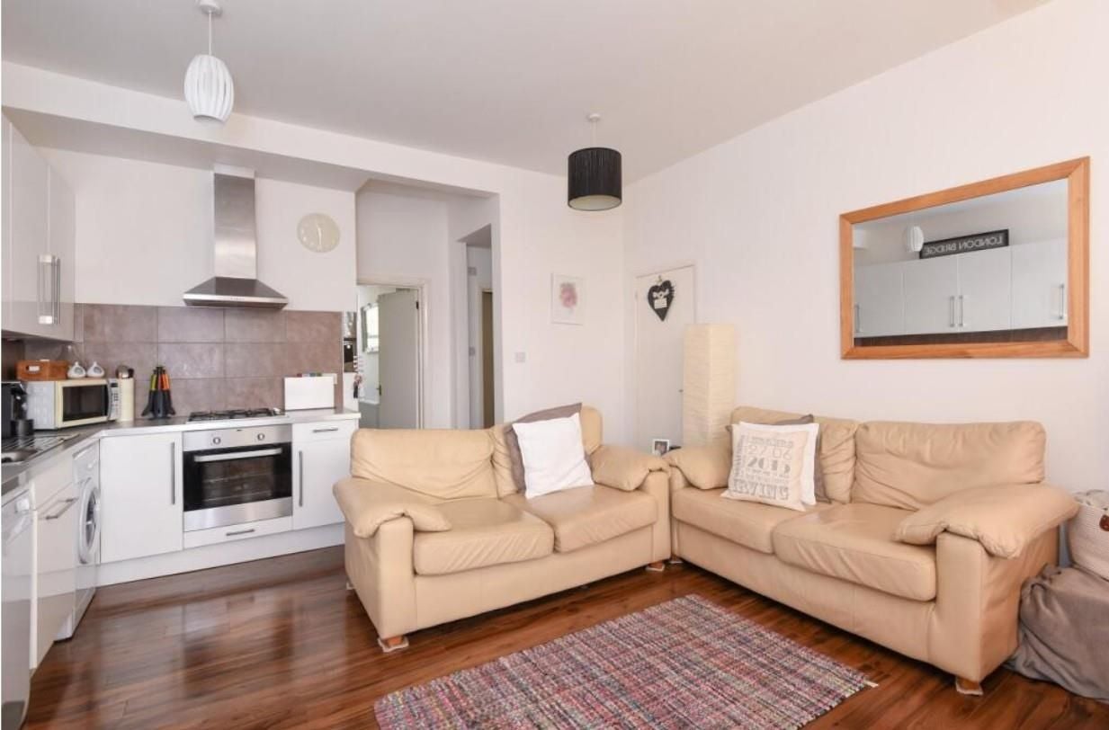 Flat Darlaston Road in Greater London