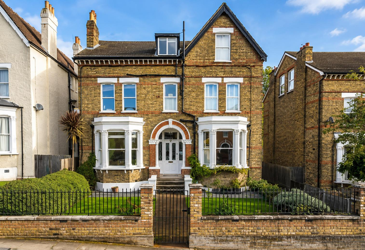 Flat Darlaston Road in Greater London