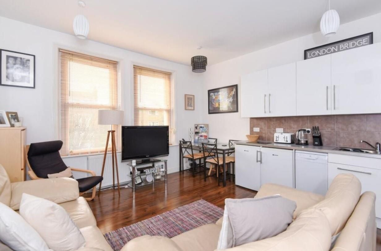 Flat Darlaston Road in Greater London
