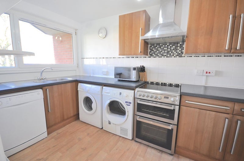 Room Bakersfield in Greater London
