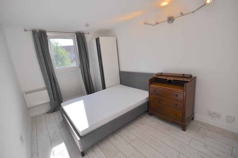 Room Bakersfield in Greater London
