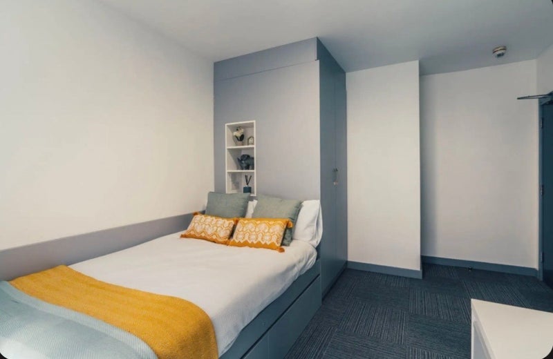 Room Millstone Lane in Leicester