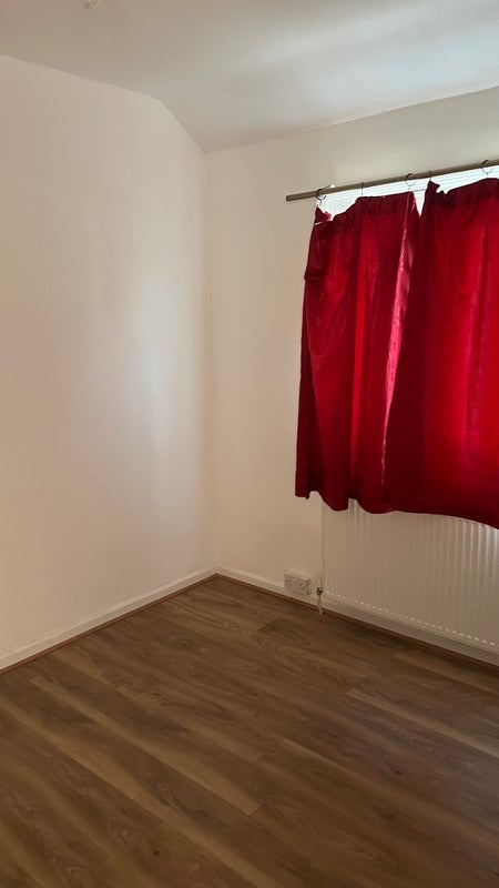 Room Flexmere Road in Greater London