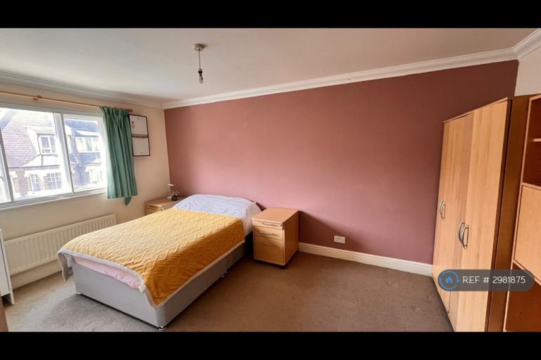 Flat Homesdale Road in Greater London