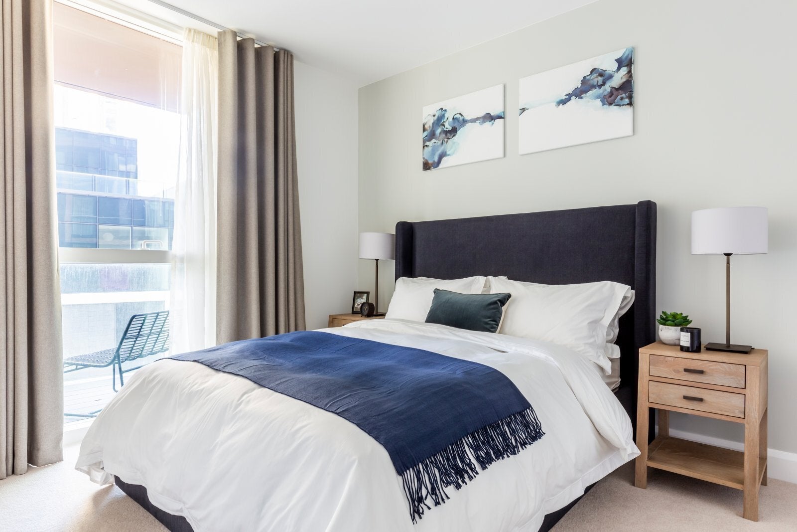 Flat Harbour Way in Greater London