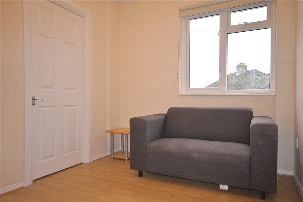 Flat Ashwood Road in Borough of Runnymede