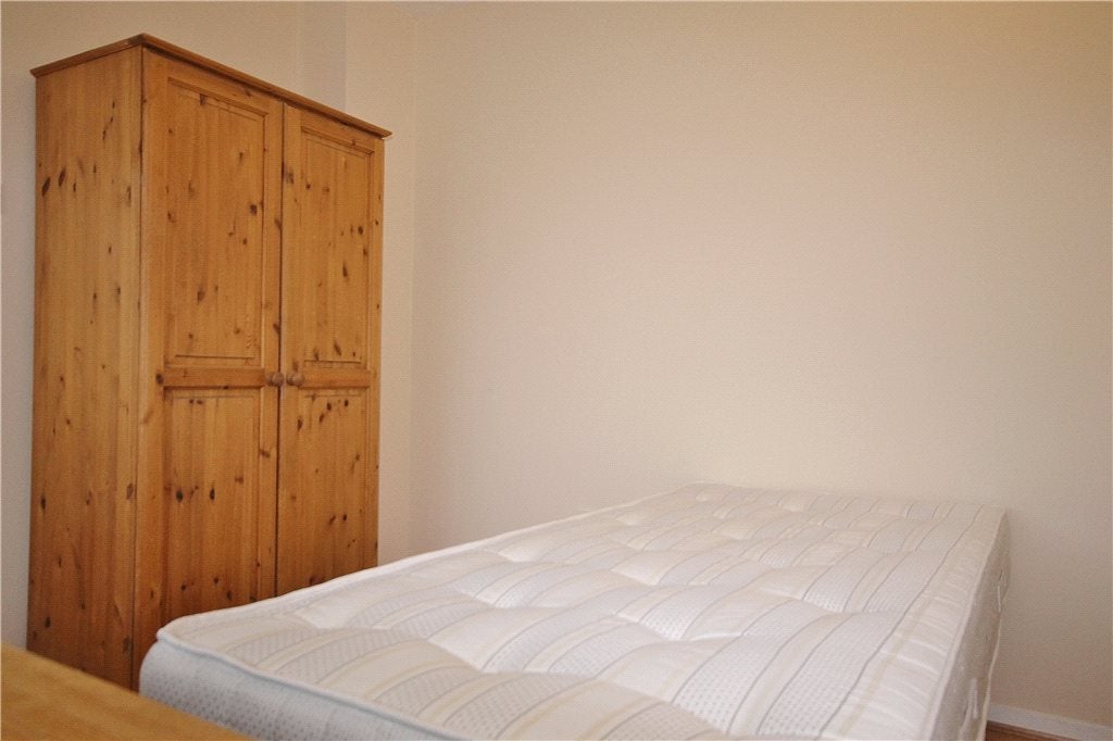 Flat Ashwood Road in Borough of Runnymede