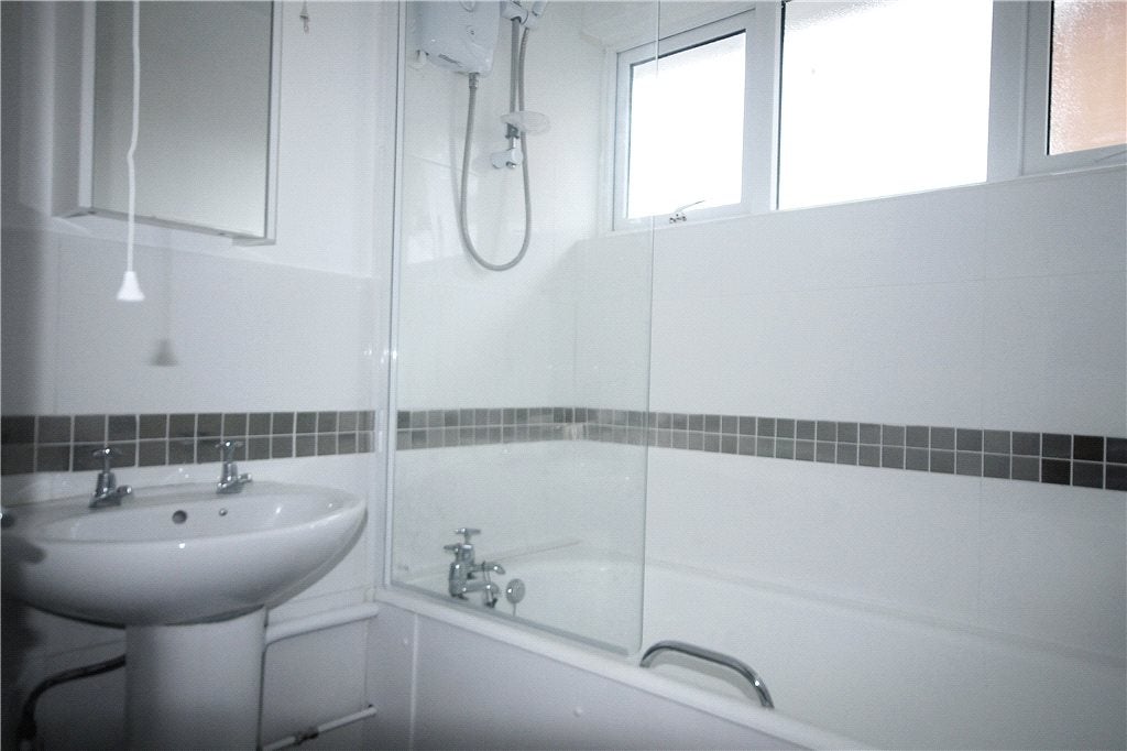 Flat Ashwood Road in Borough of Runnymede